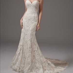 MAGGIE SOTTERO WEDDING GOWN **NEVER WORN** w/ VEIL